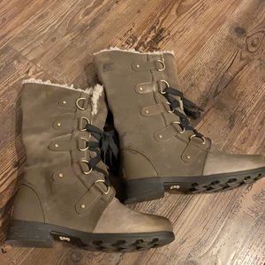 Winter sorel mid length boot.